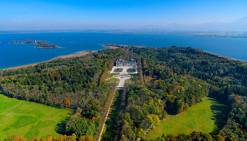 Luftaufnahme von Schloss Herrenchiemsee, im Hintergrund links die Fraueninsel, Chiemgau, Oberbayern, Deutschland