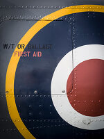 RAF, Britisches Hoheitszeichen an einer Spitfire, Goodwood Revival 2014, Rennsport, Autorennen, Classic Car, Goodwood, Chichester, Sussex, England, Großbritannien