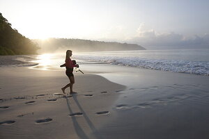 Beach No.7, oder auch Radhanagar Beach, Schnorchlerin morgens, Wald ohne Palmen, Westkueste, Havelock Island, Andaman Islands, Union Territory, India