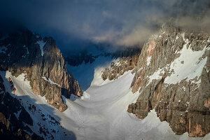 Prisojnik Bergmassiv mit Wolken im Sonnenuntergangslicht, Schnee, Prisanc, von der Krnica-Hütte (Dom Krnica), Sava Tal, Vrši?-Pass, Triglav Nationalpark, Julische Alpen, Slowenien, Europa