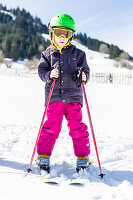 Junge beim Skifahren auf der Piste, Pfronten, Allgäu, Bayern, Deutschland