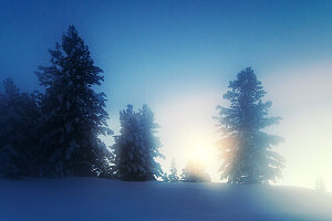 Tief winterliche Landschaft im letzten Tageslicht, Villnöss, Dolomiten, Unesco Weltkulturerbe, Italien