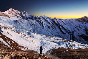 Wanderer genießt Panoramablick im letzten Tageslicht, nähe Schöberspitzen, Richtung Steinernes Lamm,  über die Tiroler Alpen, Österreich