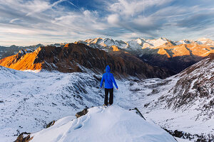Wanderer genießt Panoramablick kurz vor Sonnenuntergang in den Südtiroler Alpen, Pfunderer Berge, Italien