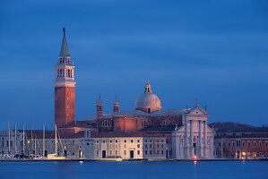 Blick über die Lagune von Venedig auf die Insel San Giorgio Maggiore mit ihrer gleichnamigen Benediktiner Abtei und Kirche im Blau der Nacht, San Marco, Venedig, Venezien, Italien