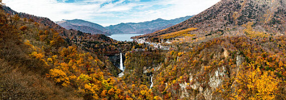 Panorama Nikko Kegon Wasserfälle und Chuzenji-See im Herbst mit bunten Blättern, Nikko, Tochigi Präfektur, Japan