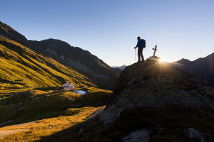 Ein Mann beim Wander, Neue Regensburger Hütte, Stubaier Höhenweg, Stubaital, Tirol, Österreich, Europa