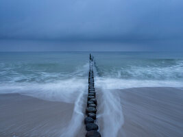 Buhnen an der Ostseeküste bei Zinnowitz, Usedom, Mecklenburg Vorpommern, Deutschland, Europa