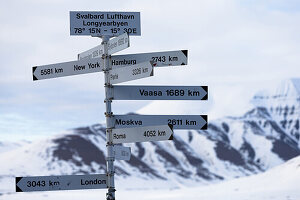Entfernungsschild in Longyearbyen, Spitzbergen-Svalbard