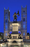Canada, Quebec, Montreal, Place d'Armes, Maisonneuve statue, Notre-Dame church