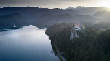 Luftaufnahme vom Bleder See mit Burg Bled, Triglav Nationalpark, Slowenien