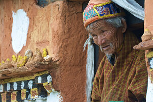 Alter Mann im Wangditse Lhakhang oberhalb von Thimphu, Bhutan, Himalaya, Asien