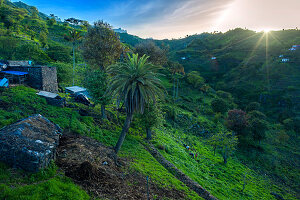 Kap Verde, Hinterland der Insel Santiago, grünes Tal mit Bauernhof