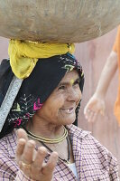 Dorfbewohnerin am Pavan Sarovar Nandgoan, Nandagram, Vrindavan, Uttar Pradesh, Indien