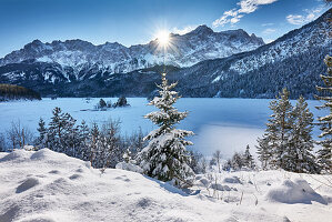 Winter am Eibsee unterhalb der Zugspitze, Bayern, Deutschland