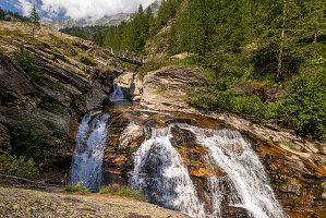 Wanderer im Tal des Marmors, Valle di Peccia, Trekking del Laghetti Alpini, Tessin, Schweiz