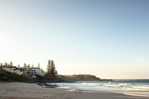 Sonnenaufgang am Convent Beach in Yamba in New South Wales, Australien.