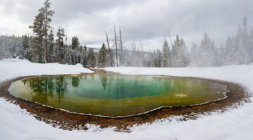 Heiße Quelle des Morning Glory-Pools im Schnee mit Reflexionen, Yellowstone-Nationalpark, UNESCO-Weltkulturerbe, Wyoming, Vereinigte Staaten von Amerika, Nordamerika