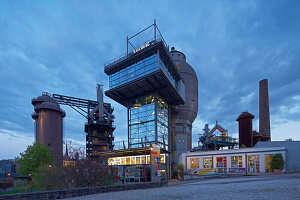 Blick auf das Alte Hüttenareal mit altem Wasserturm (heute Gastronomie-und Kinozentrum), Neunkirchen, Saarland, Deutschland, Europa