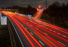 Autobahn-Abfahrt an der A2, Leuchtstreifen der Rücklichter, Deutsche Autobahn