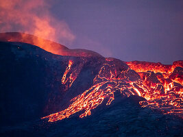 Glühende Lava in der Dämmerung, Vulkan Fagradalsfjall vom Beobachtungsberg aus, Island