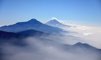 Blick zu Vulkan Iztaccihuatl und Popocatepetl bei Mexico City, Mexiko