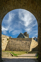 In der malerischen Burg von Dinan an einem sonnigen Sommertag, Bretagne, Frankreich