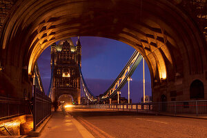 Auf der Tower Bridge in London bei Nacht, UK, Großbritannien