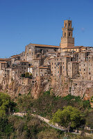 Das Dorf Sorano liegt an einem Hang, Provinz Grosseto, Toskana, Italien, Europa
