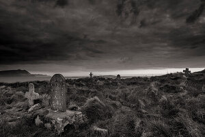 St. Deirbhile`s Old Church Graveyard. Alter verwildeter Friedhof. Alte Grabsteine. Fallmore, County Mayo, Irland.