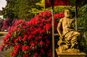 Statue eines Flussgotts im Rhododendrongarten von Schloss Lembeck, Dorsten, Nordrhein-Westfalen, Deutschland