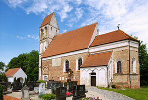 spätgotische Filial- und Wallfahrtskirche St. Johannes in Usterling bei Landau an der Isar in Niederbayern, Bayern, Deutschland