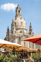 Sonniger Tag am Neumarkt in Dresden mit Frauenkirche im Hintergrund, Sachsen, Deutschland, Europa