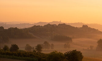 Herrlicher Frühlingsmorgen in den Hügeln des Piemont, Italien, Europa