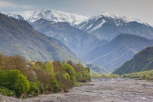 Aserbaidschan, Kish, Blick auf die schneebedeckten Berge des Kaukasus.