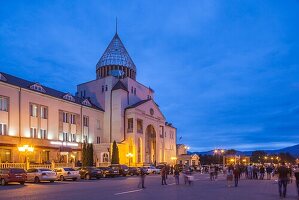 Republik Bergkarabach, Stepanakert, Armenien Hotel, außen, Dämmerung.