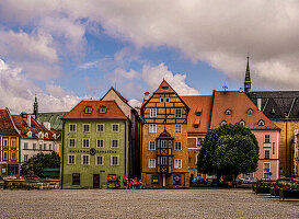 Blick auf historische Gebäude am unteren Teil des Marktplatzes, Eger (Cheb), Tschechische Republik