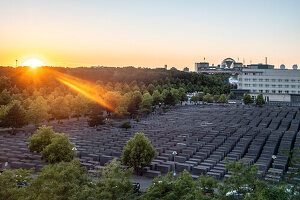 Blick von oben auf Holocaust-Denkmal, Denkmal für die ermordeten Juden Europas, Stelenfeld, Sonnenuntergang, Berlin-Mitte, Deutschland