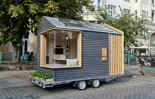 Tiny Space, mobile mini house for meetings, tiny house on wheels, chill and work at Paul Licke-Ufer in Kreuzberg, Berlin