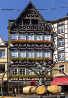 Brunnen mit Weinfässern vor Fachwerkhaus, Marktplatz St. Martin, Altstadt, Cochem an der Mosel, Rheinland-Pfalz, Deutschland