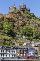 Blick auf Uferstraße und Reichsburg, Cochem an der Mosel, Rheinland-Pfalz, Deutschland