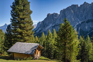 Kleine Hütte vor der Geislergruppe, Puez-Geisler, Lungiarü, Dolomiten, Italien, Europa
