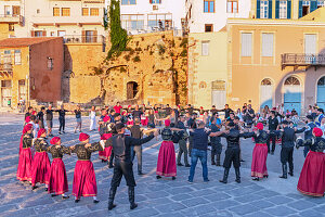 Gruppe von Menschen, die traditionellen griechischen Tanz aufführen, Chania, Kreta, griechische Inseln, Griechenland