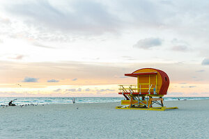 Sonnenaufgang am Strand von Miami Beach, Florida, USA