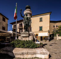 Kriegerdenkmal, Straßen-Restaurant und Souvenirladen, Piazza G. Giusti, Montecatini Alto, Toskana, Italien