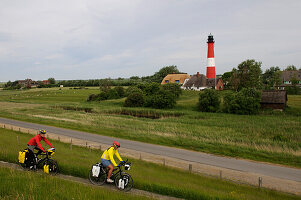 Radfahrer vor dem Leuchtturm der Insel Pellworm, Nordfriesland, Nordsee, Schleswig-Holstein, Deutschland