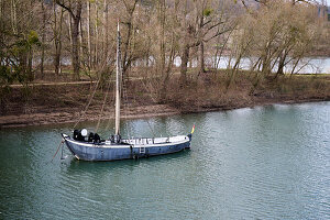 Vor der Insel Grafenwerth im "Toten Arm" liegt der letzte Aalschokker des Mittelrheins, die "Aranka" vor Anker, Bad Honnef, NRW, Deutschland