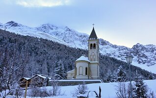 Pfarrkirche von Sulden unter dem Ortler im Winter, Südtirol, Trentino, Italien