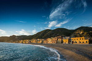 Bunte Häuser am Strand, Varigotti, Finale Ligure, Riviera di Ponente, Ligurien, Italien