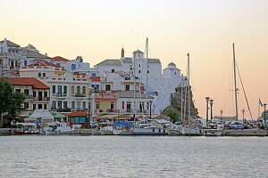 Hafenansicht von Skopelos Stadt, Insel Skopelos, Nördliche Sporaden, Griechenland